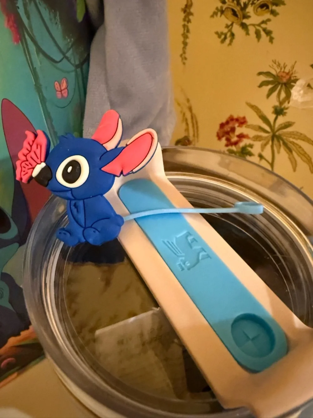 Stanley Blue Stitch Illustrated Quencher Tumbler with Handle - Picture 3 of 3